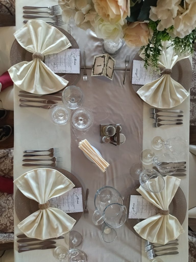 украсена за сватба маса в ресторант Арт Гардън